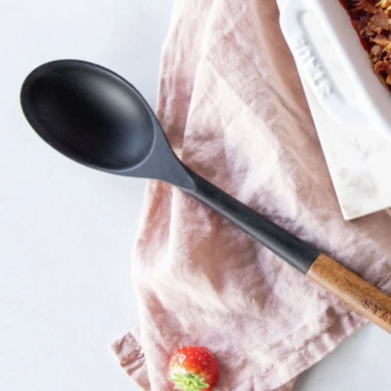 Cuchara de silicona para servir con mango de madera Staub
