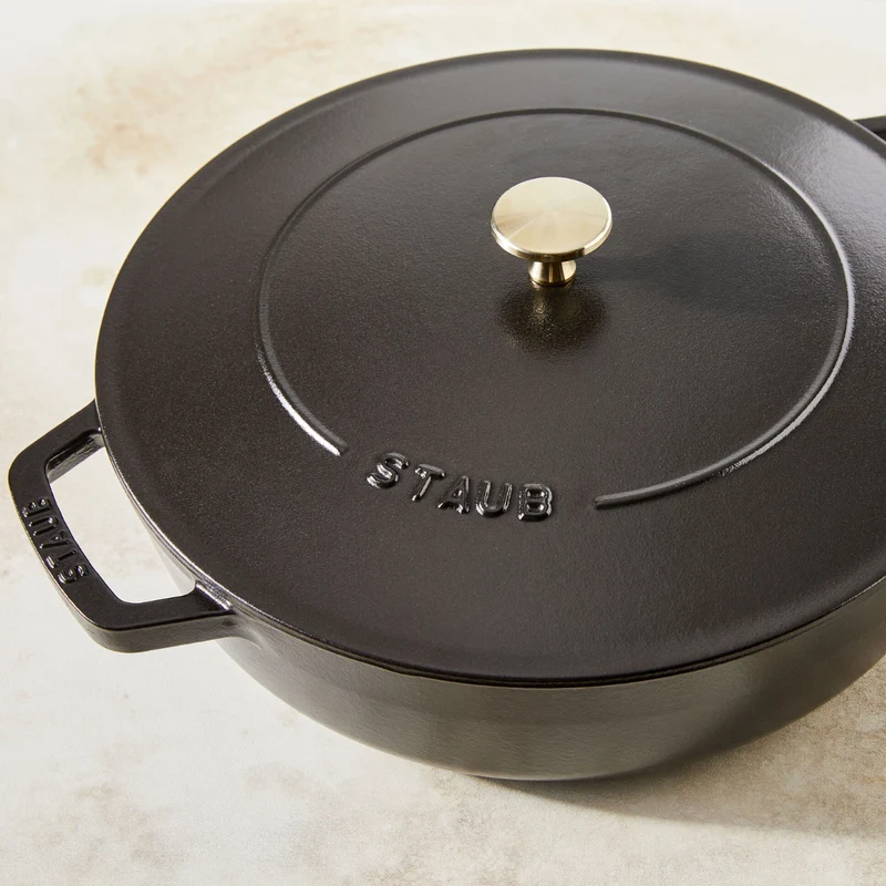 Cocotte baja tipo cacerola de hierro fundido Staub