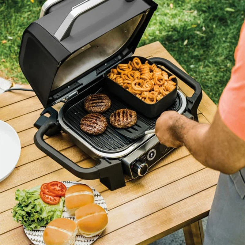 Parrilla eléctrica de exterior con ahumador y freidora de aire Ninja®
